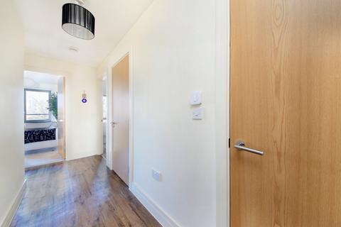 2 bedroom flat for sale, Gwynne Road, London