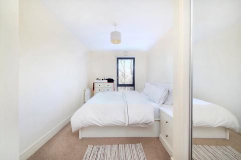 2 bedroom flat for sale, Gwynne Road, London