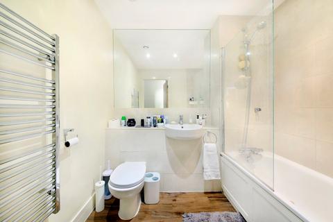 2 bedroom flat for sale, Gwynne Road, London