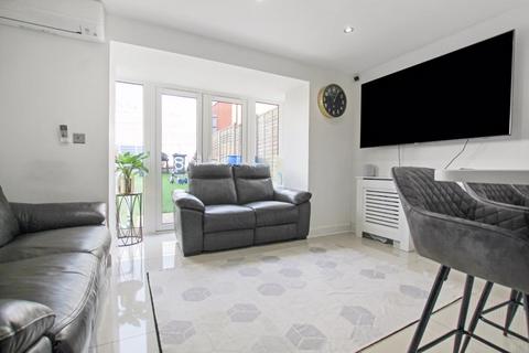 4 bedroom end of terrace house for sale, Foster Drive, Dartford