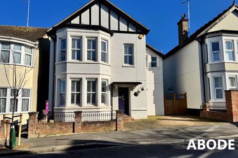 * VASTLY IMPROVED AND EXTENDED * HUGE OPEN PLAN FAMILY ROOM/DINER WITH BI FOLD DOORS * Fleetwood Avenue,...