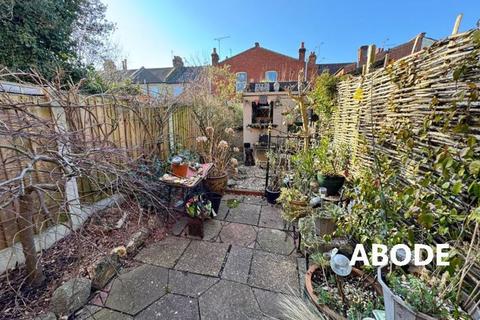 2 bedroom apartment for sale, * LARGE 2 OR 3 BEDROOM FLAT * OWN PRIVATE GARDEN * IDEAL 1ST PURCHASE * Fleetwood Avenue, Westcliff-On-Sea