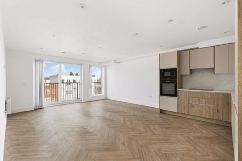 2 bedroom apartment to rent, Auckland House, Walton on Thames.