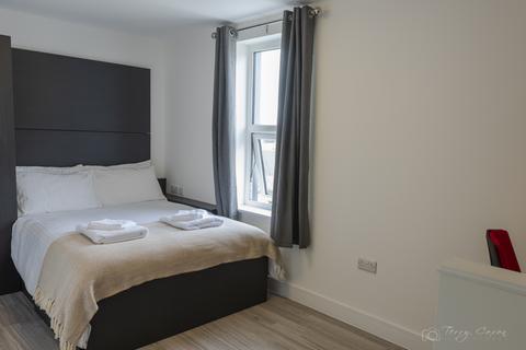 Studio to rent, 84-86 Derrys Villa, Flat 11