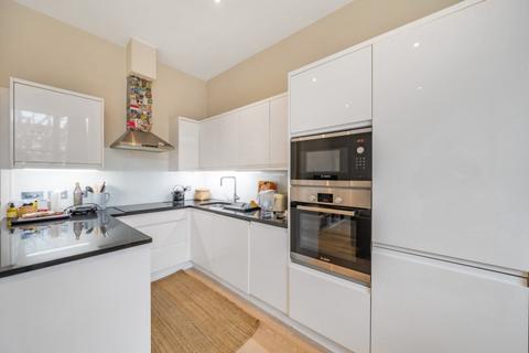 2 bedroom flat to rent, Broadway London NW2