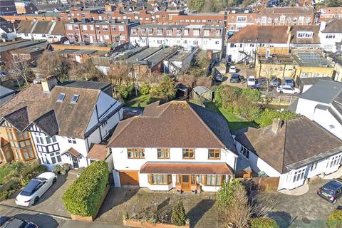 4 bedroom detached house to rent, Brooklyn Avenue, Essex IG10