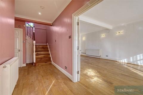 4 bedroom detached house to rent, Brooklyn Avenue, Essex IG10