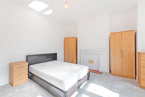 Studio to rent, Stanley Gardens, Willesden Green, NW2