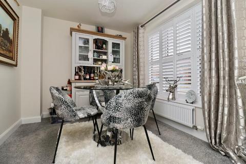 1 Lake Drive, Hythe, CT21 4BN