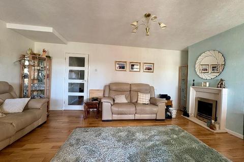 3 bedroom end of terrace house for sale, Porlock Drive, Vauxhall Park, Luton, LU2 9LL