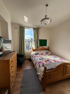 1 bedroom in a house share to rent, Dynevor Road, London N16