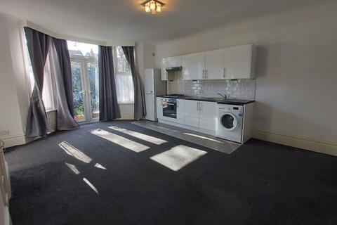 1 bedroom flat to rent, Beech House Road