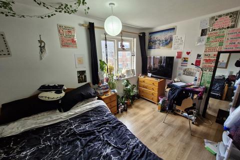 3 bedroom flat to rent, Derby Street