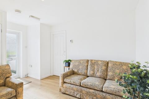 3 bedroom flat to rent, Woodhill Rise