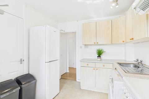 3 bedroom flat to rent, Woodhill Rise