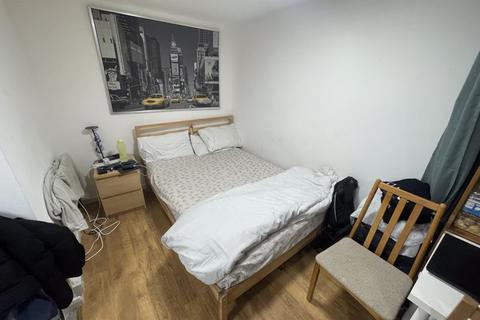 Studio to rent, The Greenway, Uxbridge, UB8