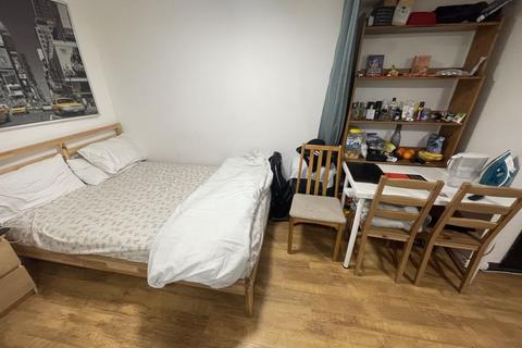 Studio to rent, The Greenway, Uxbridge, UB8