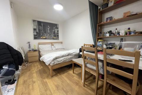 Studio to rent, The Greenway, Uxbridge, UB8