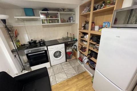 Studio to rent, The Greenway, Uxbridge, UB8