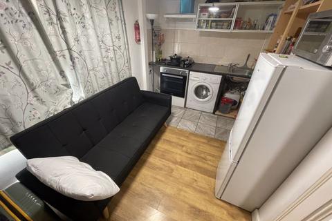 Studio to rent, The Greenway, Uxbridge, UB8