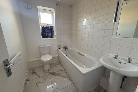 3 bedroom terraced house to rent, Railway Terrace, Feltham, TW13