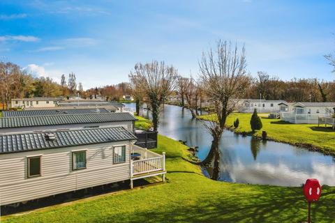 Kingfisher Lake, Cotswold Hoburne, Cotswold Lakes