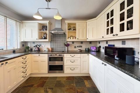 10 Carlton Close, Mickle Trafford, Chester, CH2 4TE