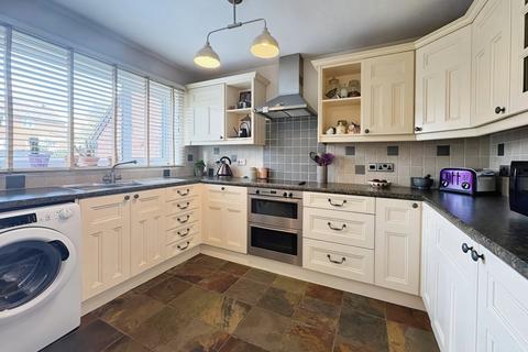 10 Carlton Close, Mickle Trafford, Chester, CH2 4TE