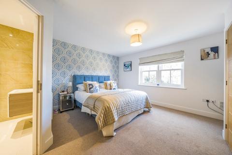 7 Barnetson Place, Dunmow, CM6 1LN
