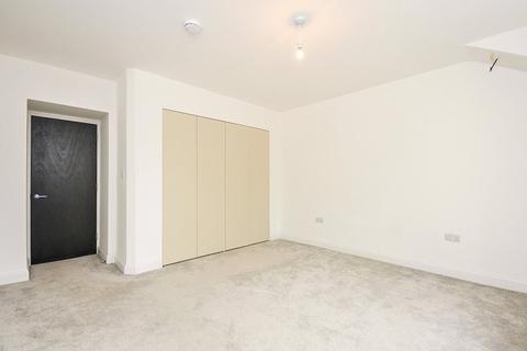 4 bedroom flat to rent, Fox Hill, London SE19