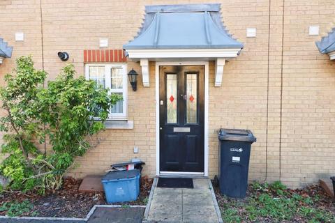 2 bedroom terraced house to rent, Piper Way, Ilford IG1