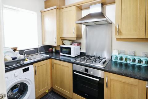 2 bedroom terraced house to rent, Piper Way, Ilford IG1