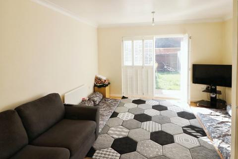 2 bedroom terraced house to rent, Piper Way, Ilford IG1