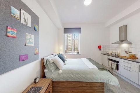 Studio to rent, NW6