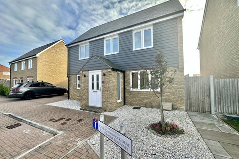 3 bedroom detached house to rent, Mannock Drive, Manston