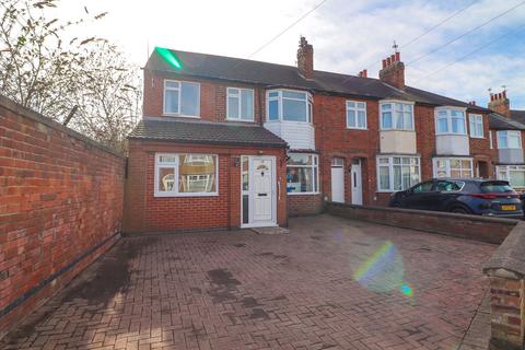 4 bedroom end of terrace house for sale, Limehurst Avenue, Loughborough, LE11