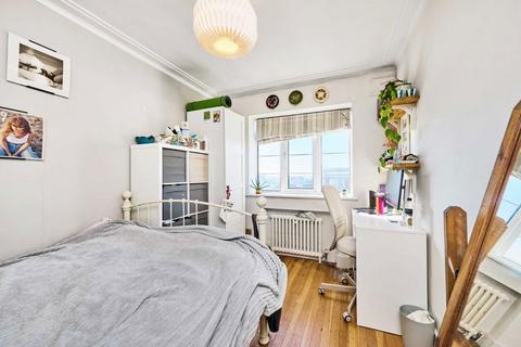 3 bedroom flat to rent, Streatham High Road, London SW16