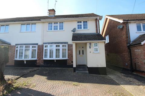 3 bedroom semi-detached house to rent, Fern Close, CM12