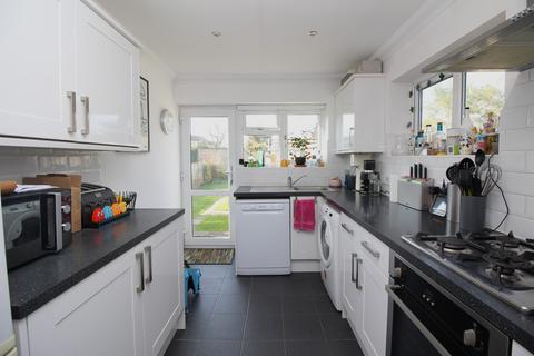 3 bedroom semi-detached house to rent, Fern Close, CM12