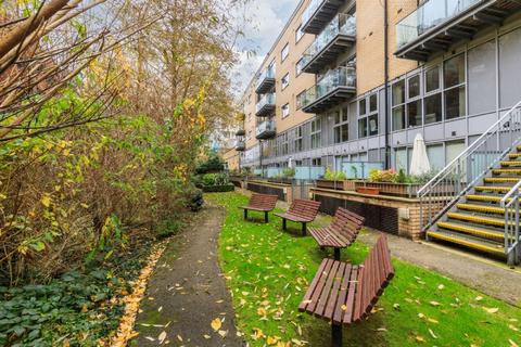 2 bedroom apartment to rent, Canalside Top Floor N1 7GU