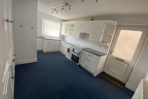 2 bedroom house to rent, School Avenue, Hucknall, Nottingham