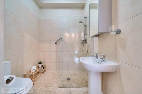 2 bedroom apartment for sale, Victoria Street, Glossop, Derbyshire, SK13