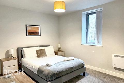 2 bedroom apartment for sale, Petersfield Avenue, SLOUGH