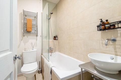 15b Powell Road, London, E5 8DJ