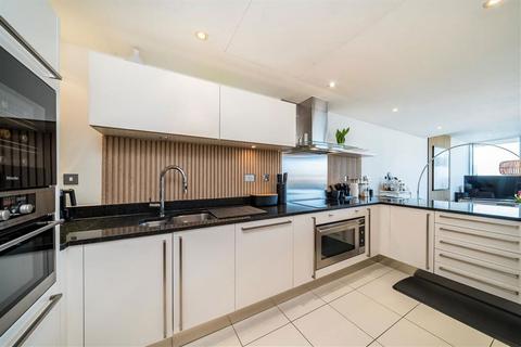 3 bedroom flat to rent, Juniper Drive, London SW18