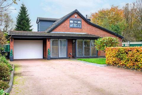 4 bedroom detached bungalow to rent, Orchard Gardens, Bolton, Greater Manchester, BL2