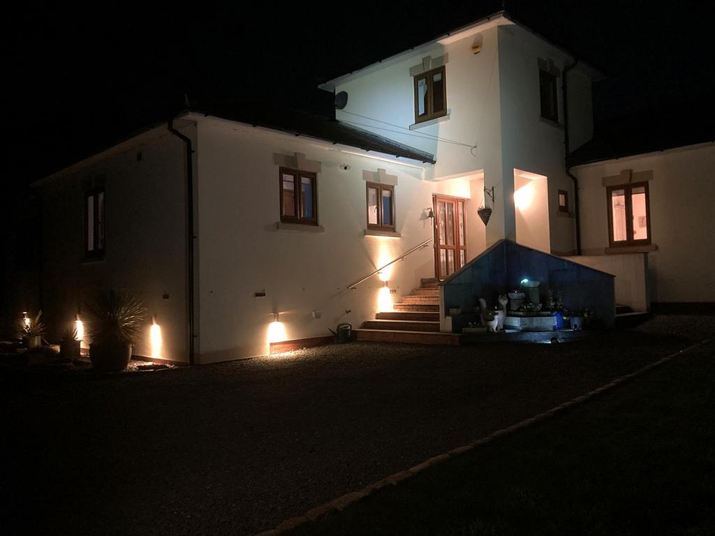 250921 House - Outside lights.jpg