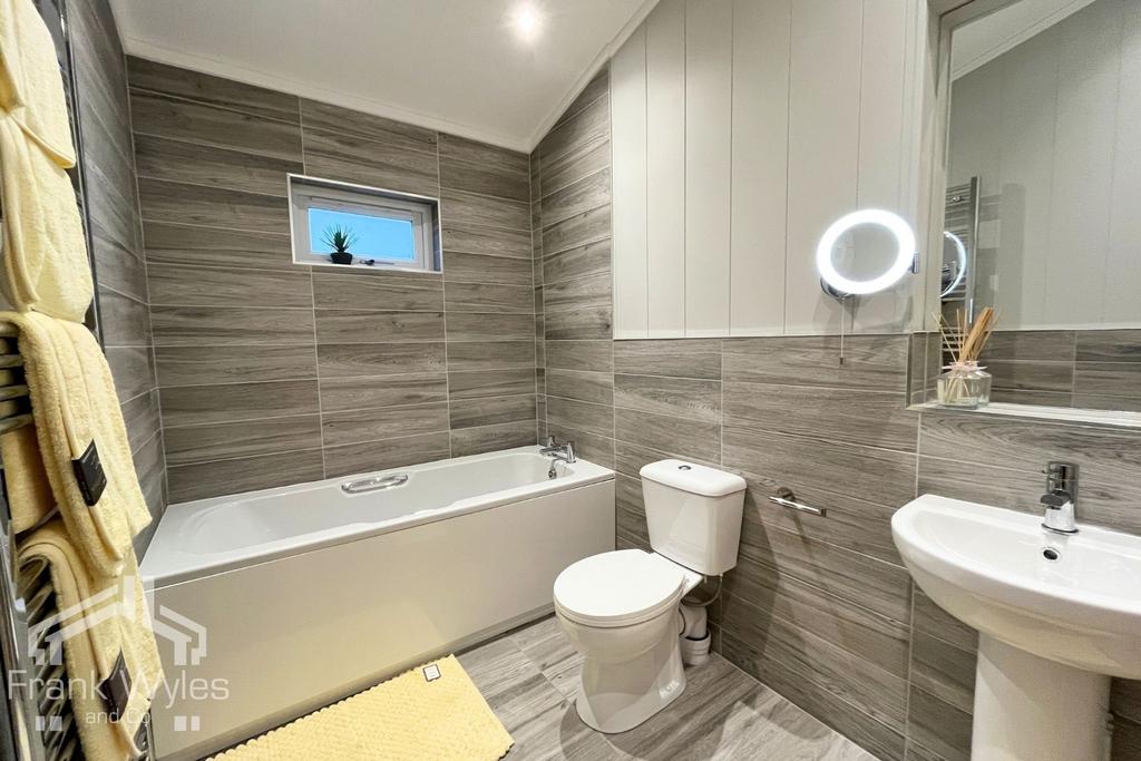 RB20 Bathroom (1)