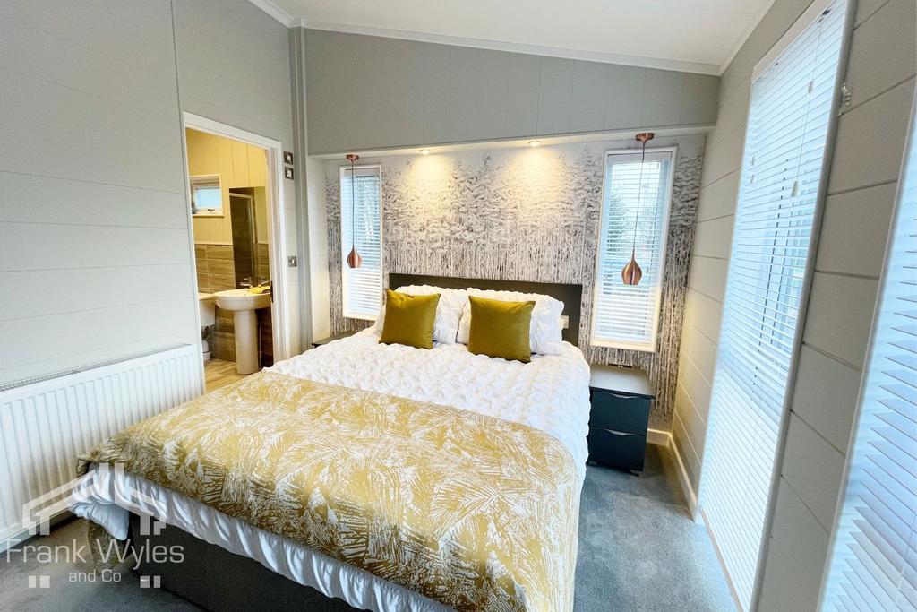 RB20 principal bedroom (1)