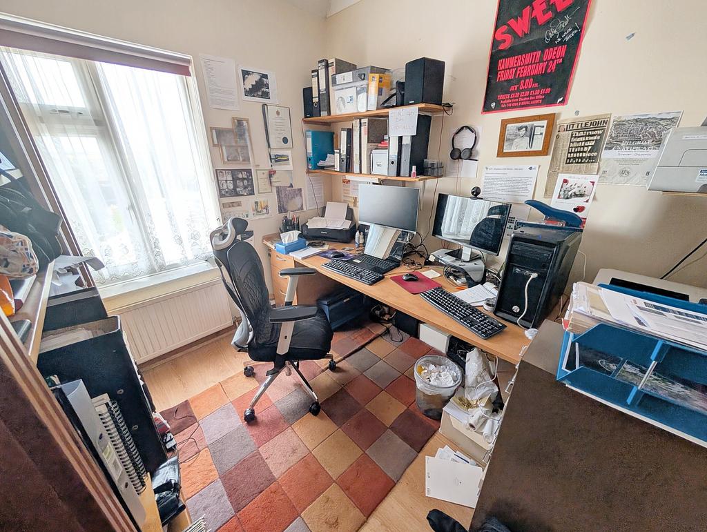 Bedroom 4 office (1)